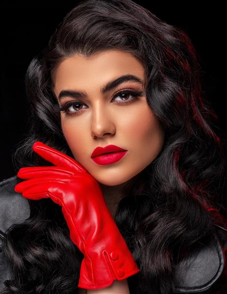 مدل زن زیبای ایرانی با موهای مواج مشکی و دستکش قرمز
