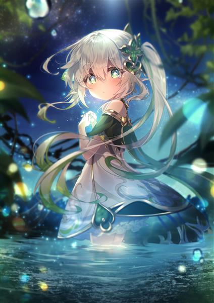 نقاشی انیمه دختر کوچک ایستاده در آب با لباس سبز نقره ای و موهای نقره ای و پس زمینه آسمان شب