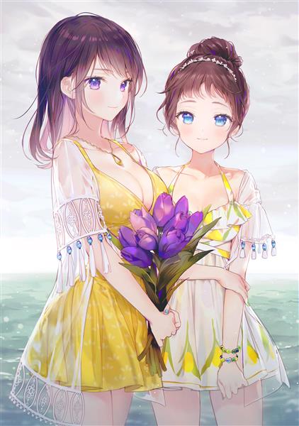 دو دختر زیبا انیمه ای با پیراهن زرد و سفید کنار دریا و گل بنفش در دستش