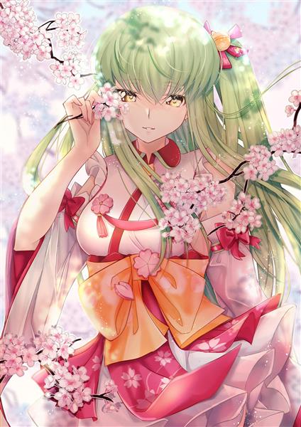 دختر انیمه ژاپنی و زیبا با موهای سبز و کیمونو سفید و صورتی بین شکوفه های گیلاس