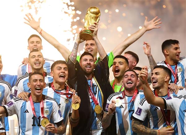 پوستر لیونل مسی و تیم آرژانتین قهرمان جام جهانی 2022