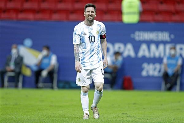 عکس قدی لیونل مسی در زمین فوتبال با لباس تیم آرژانتین