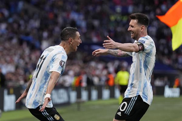 لیونل مسی و آنخل دی ماریا در حال خوشحالی در تیم آرژانتین