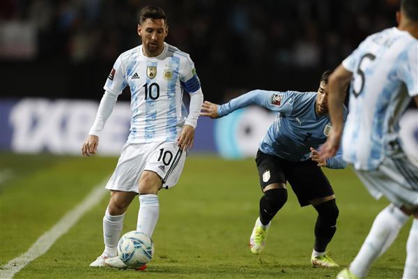 تصویر لیونل مسی در تیم آرژانتین در حال بازی در زمین فوتبال