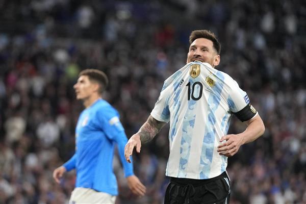 عکس لونل مسی در زمینه فوتبال با پیراهن تیم آرژانتین و تماشاگران پشت سر او