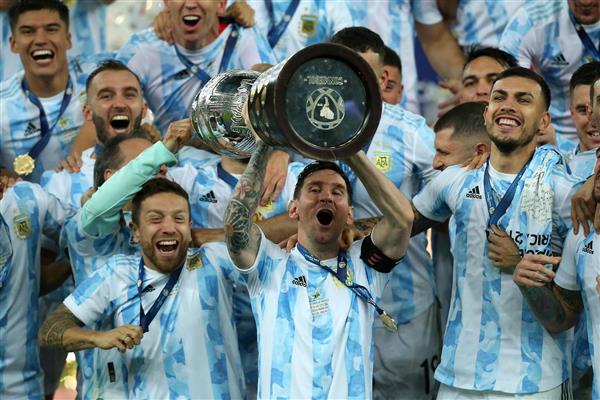 عکس برد تیم آرژانتین در جام جهانی 2022 و کاپ قهرمانی در دست لیونل مسی