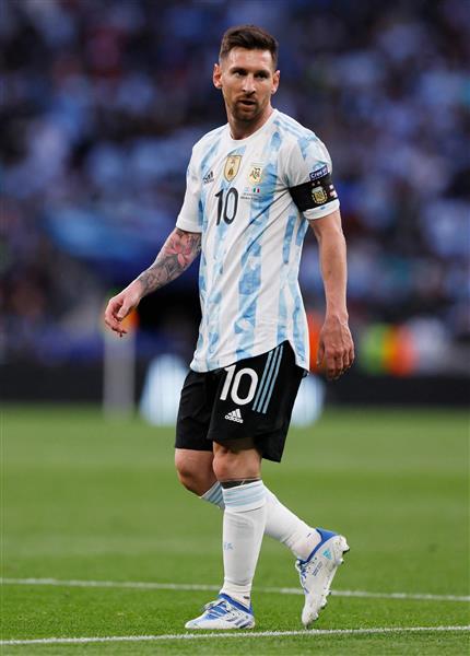 عکس قدی از لیونل مسی کاپیتان تیم آرژانتین در زمین فوتبال