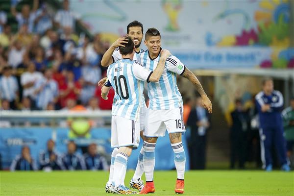 عکس مسی و هم تیمیانش در تیم آرژانتین در زمین فوتبال