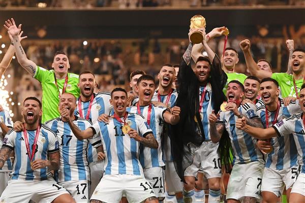 عکس تیم آٰرژانتین و لیونل مسی در حال خوشحال از برد جام جهانی 2023