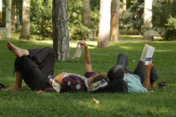 کتاب خواندن دو توریست در باغ کاخ سعد اباد تهران