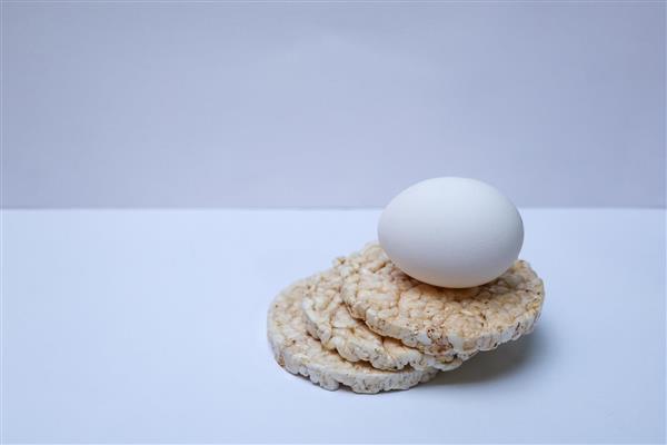 رایس کیک و تخم مرغ رژیمی