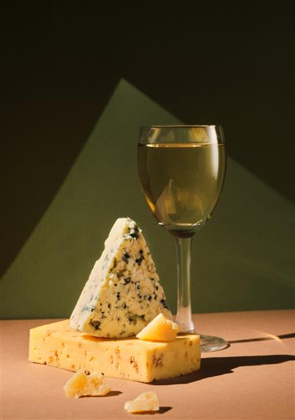 پنیر کپک گردو و آبی و یک لیوان شراب