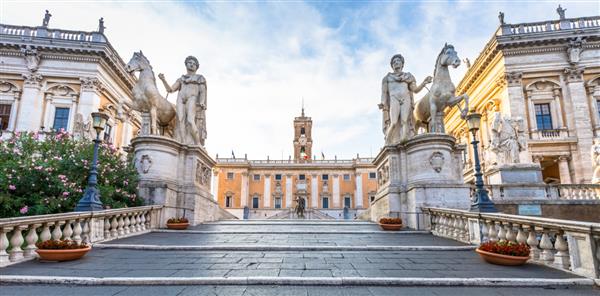 رم ایتالیا - در حدود آگوست 2020 راه پله به میدان کاپیتولیوم piazza del campidoglio ساخته شده توسط میکل آنژ خانه شهرداری رم روم است نور طلوع خورشید قبل از ورود گردشگر