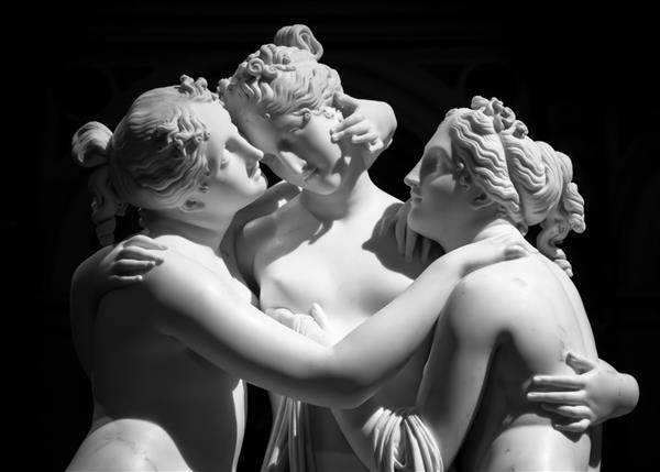 میلان ایتالیا - ژوئن 2020 مجسمه سه لطف آنتونیو کانووا le tre grazie مجسمه نئوکلاسیک در مرمر از سه خیریه اساطیری ساخته شده در رم 1814-1817