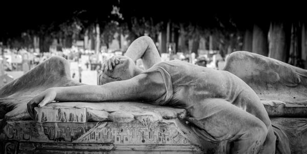 جنوا ایتالیا - ژوئن 2020 مجسمه عتیقه فرشته 1910 سنگ مرمر در یک گورستان کاتولیک مسیحی - ایتالیا