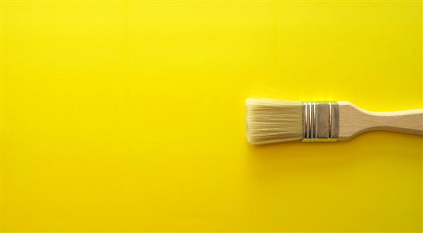 بنر روشن زرد با برس چوبی هنری