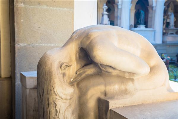 جنوا ایتالیا - ژوئن 2020 مجسمه عتیقه آغاز سال 1800 ساخته شده از مرمر در یک گورستان کاتولیک مسیحی - ایتالیا