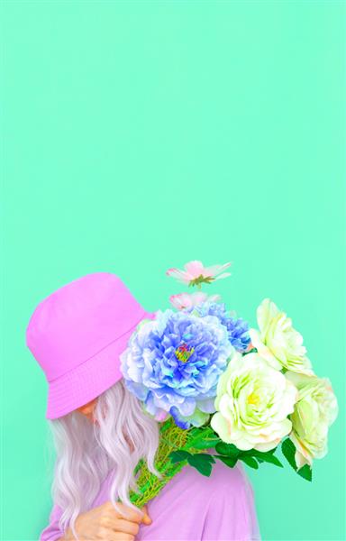 دختر هیپستر با گل در کلاه سطلی مد روز جوهای تازه شکوفه در تابستان خلق و خوی رنگ های پاستلی