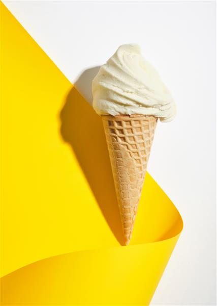 مخروط بستنی نرم روی زمینه سفید-زرد