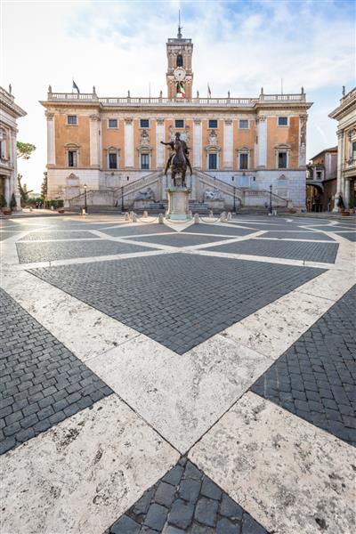 رم ایتالیا در حدود آگوست 2020 میدان کاپیتولیوم پیازا دل کامپیدوگلیو ساخته شده توسط میکل آنژ خانه نور طلوع خورشید تالار شهر رم پیش از ورود گردشگران است