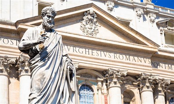 مجسمه سنت پیتر در مقابل کلیسای جامع سنت پیتر رم شهر واتیکان ایتالیا