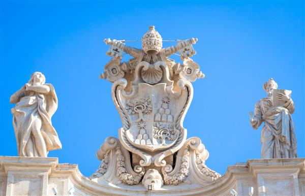 نماد عتیقه واتیکان واقع در میدان سنت پیتر رم ایتالیا