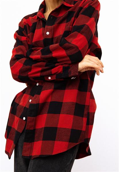 مدل لباس گاه به گاه زمستانی مد روز استودیویی با مفهوم لوک بوک مد پیراهن چهارخانه قرمز