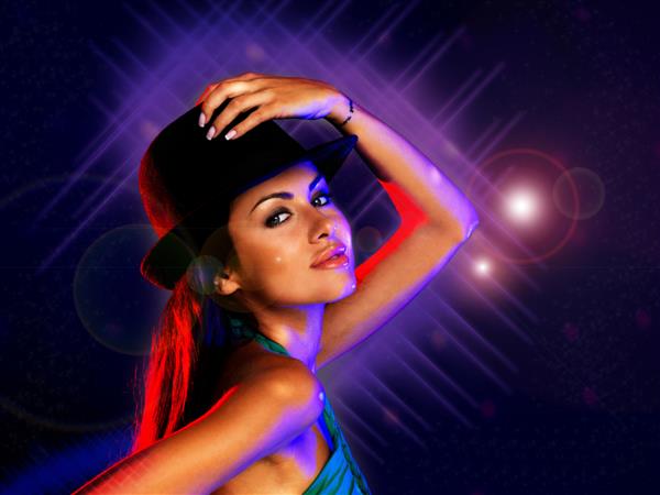 رویداد دیسکو زن سکسی رقصنده تکنو دی جی در حال معاشقه در جشن سال جدید و تبلیغ موسیقی کلوپ شبانه کلاه جشن رقص دختر زیبای جذاب و پس‌زمینه روشن زندگی شبانه رنگارنگ
