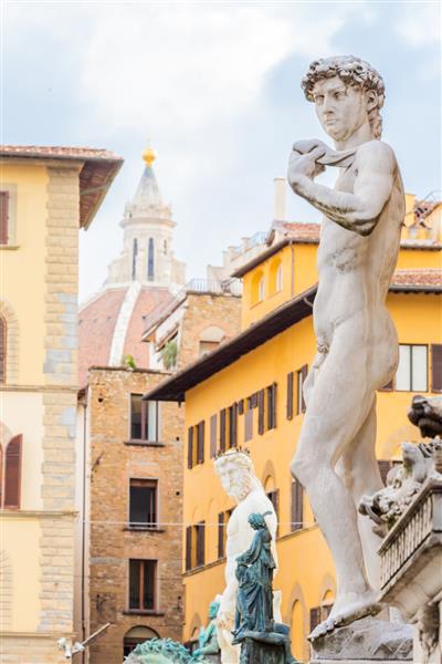 دیوید اثر میکل آنژ در فلورانس ایتالیا نمونه ای از کمال بدن در سنگ مرمر