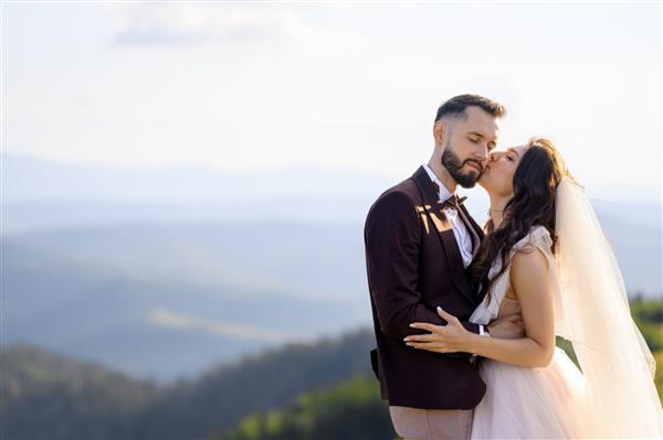 چند عروس در کوه ها در آغوش گرفته اند
