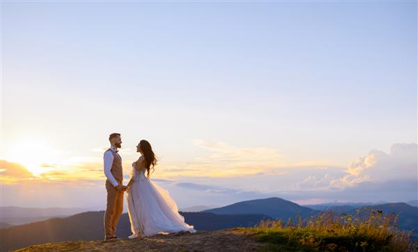 عروس های شاد در بالای کوه