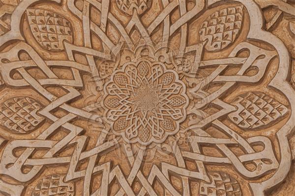 طراحی پس‌زمینه عربی به فرهنگ اسلامی که با استفاده از جلوه‌های droste بر روی جزئیات معماری قرن سیزدهم در یک مسجد ایجاد شده است