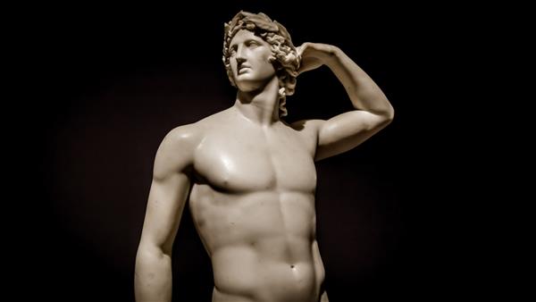 آپولو مجسمه باستانی آنتونیو کانوا را در موزه ایتالیا تاج می گذارد