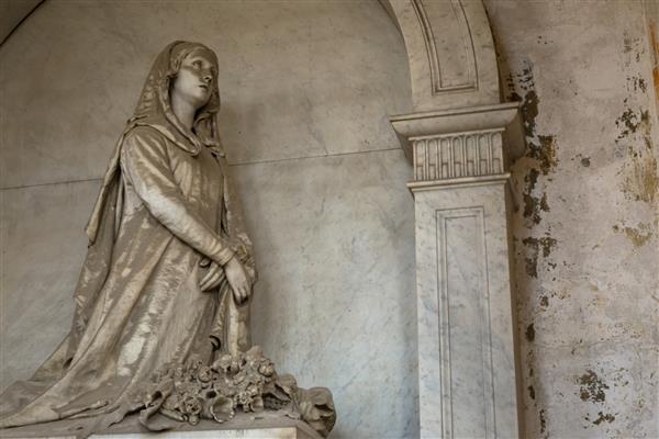 مجسمه عتیقه جنوا ایتالیا ژوئن 2020 با شروع 1800 ساخته شده از مرمر در یک گورستان مسیحی کاتولیک ایتالیا