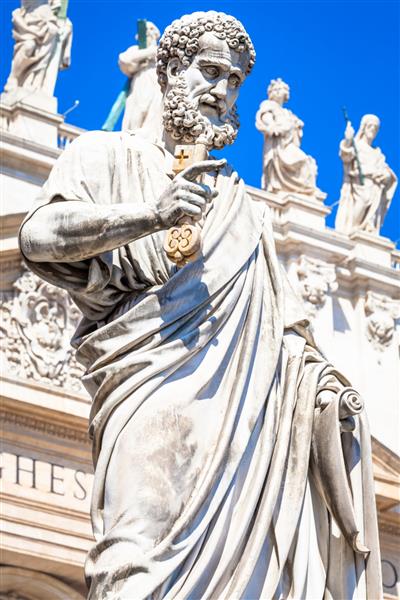 جزئیات مجسمه سنت پیتر واقع در مقابل ورودی کلیسای جامع سنت پیتر در رم ایتالیا - شهر واتیکان