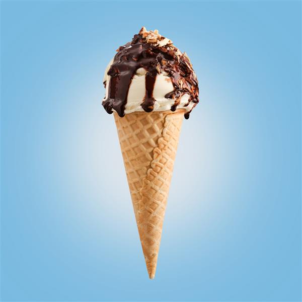 شکلات آجیل بستنی مخروطی در پس زمینه آبی شکلات روی بستنی خامه ای قرار می گیرد