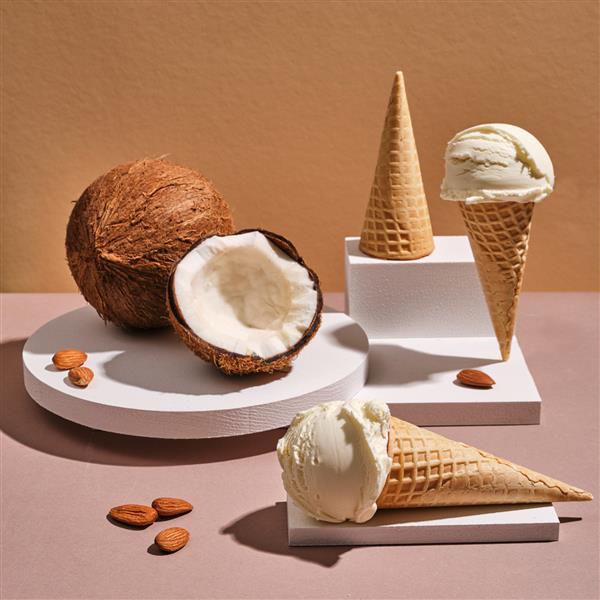سه مخروط با بستنی خامه ای بستنی بادام نارگیلی