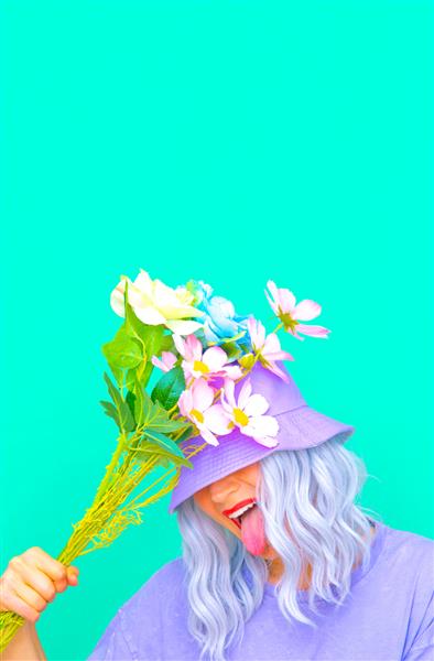 دختر تابستانی بازیگوش مثبت با گل در کلاه سطلی مد روز طراحی رنگ های پاستلی