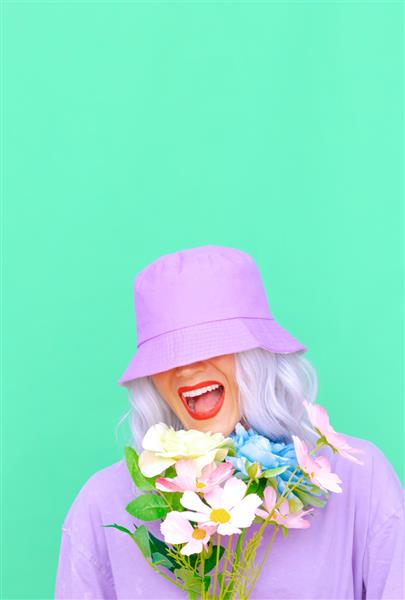 دختر تابستانی مثبت با گل در کلاه سطلی مد روز طراحی رنگ های پاستلی