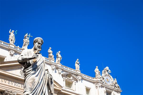 جزئیات مجسمه سنت پیتر واقع در مقابل ورودی کلیسای جامع سنت پیتر در رم ایتالیا - شهر واتیکان