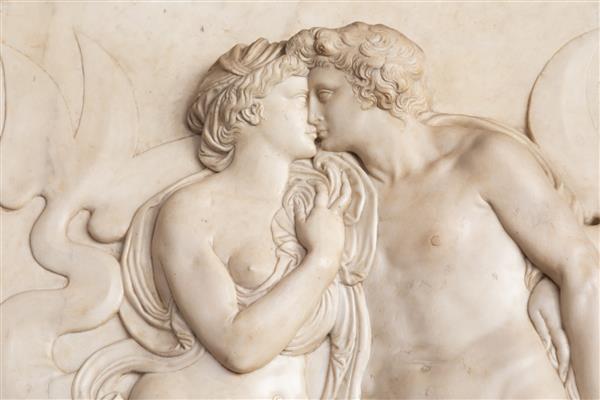 نقش برجسته زینتی یک فواره در فلورانس ایتالیا مجسمه باستانی با زوج در حال بوسیدن هنر فلورانس قرن 16