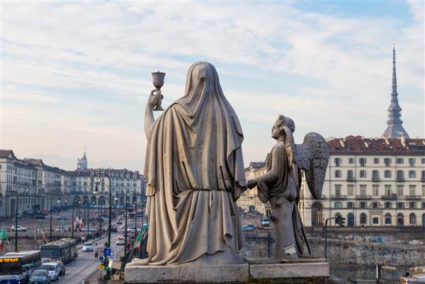 مجسمه ایمان با جام مقدس - واقع در مقابل کلیسای گران مادره