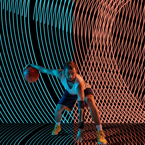 ورزش خلاقانه در پس زمینه خطی با نور نئون تیره تمرین بسکتبالیست در عمل و حرکت روی امواج رنگارنگ مفهوم سرگرمی سبک زندگی سالم جوانی عمل حرکت سبک مدرن