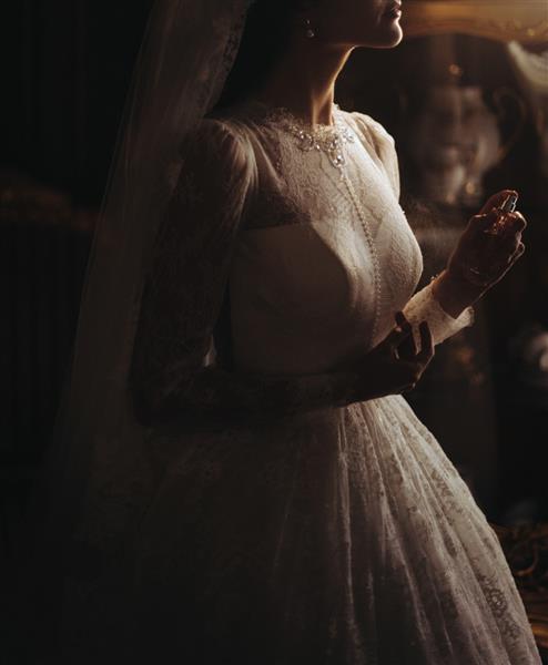 مرواریدهای ظریف روی لباس زیبای عروس