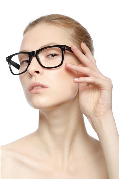 پرتره زن جذاب قفقازی جدا شده روی استودیو سفید با عینک