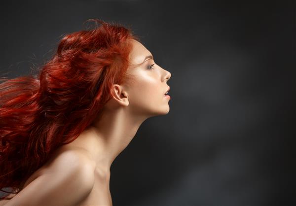 دختر مو قرمز با موهای پرنده