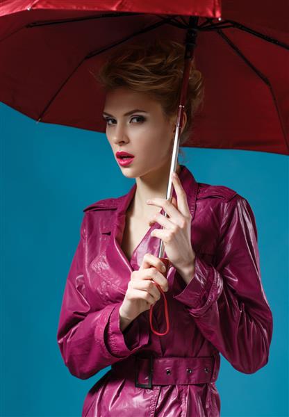 زن جوان با چتر روی آبی