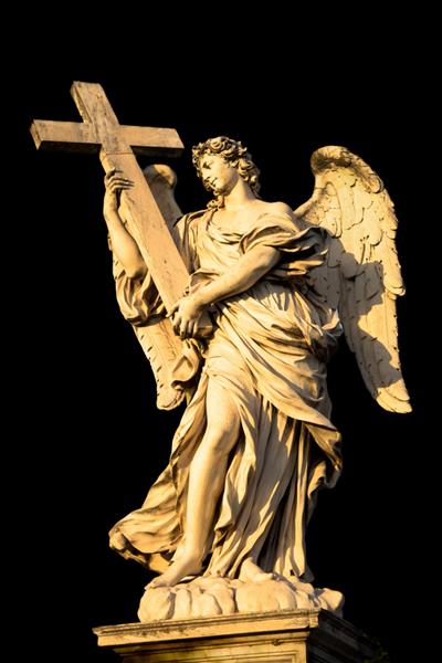 فرشته کاتولیک با صلیب