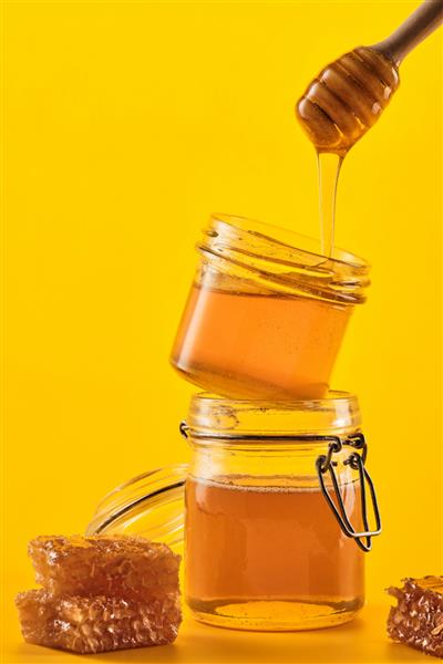 شیشه عسل با لانه زنبوری و چوب