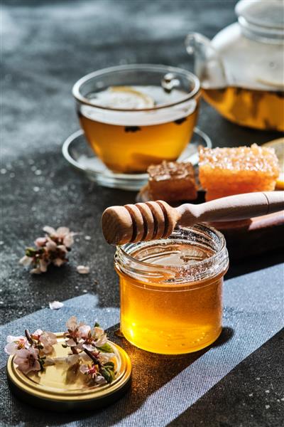 شیشه عسل با لانه زنبوری و چوب